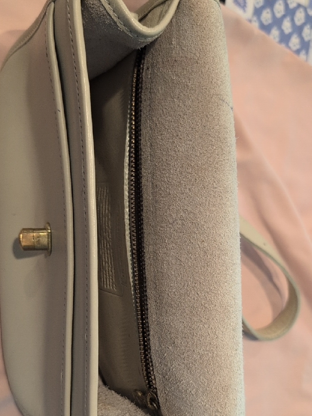 Coach Women's Cream Leather Crossbody Bag with Turn-Lock Closure - Picture 3 of 3